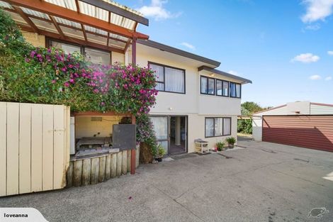 Photo of property in 16 Ransom Smyth Drive, Goodwood Heights, Auckland, 2105