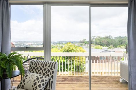 Photo of property in 2/218 East Coast Road, Forrest Hill, Auckland, 0620