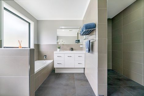 Photo of property in 165b Oraha Road, Kumeu, 0892