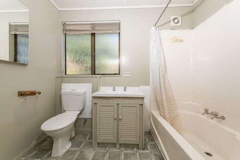 Photo of property in 4 Kayle Glen, West Harbour, Auckland, 0618