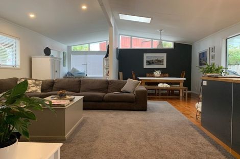 Photo of property in 18 Walton Street, Red Beach, 0932