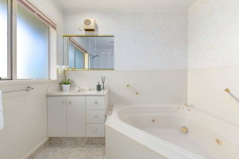 Photo of property in 2 Longwood Place, Harrowfield, Hamilton, 3210