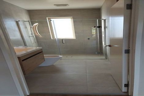 Photo of property in 1b Taupiko Place, Green Bay, Auckland, 0604