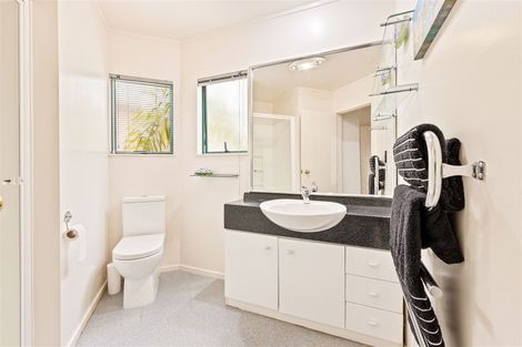 Photo of property in 122 Beach Road, Te Atatu Peninsula, Auckland, 0610