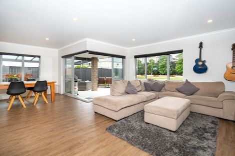 Photo of property in 17 Eric Farley Drive, Kumeu, 0810