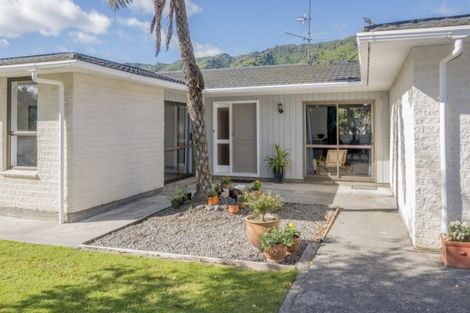 Photo of property in 10 Graham Grove, Waikanae, 5036