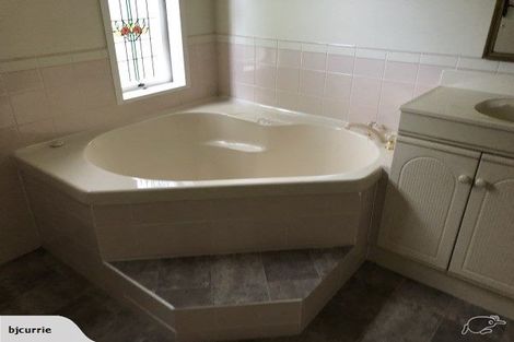 Photo of property in 12 Lifford Place, Awapuni, Palmerston North, 4412