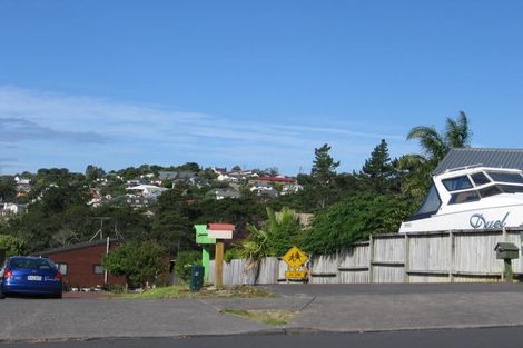 Photo of property in 2/61 Unsworth Drive, Unsworth Heights, Auckland, 0632