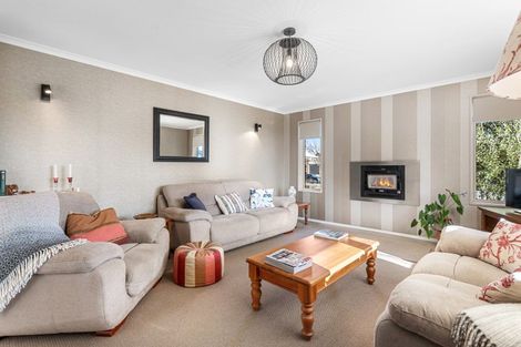 Photo of property in 17 Holly Place, Rangiora, 7400