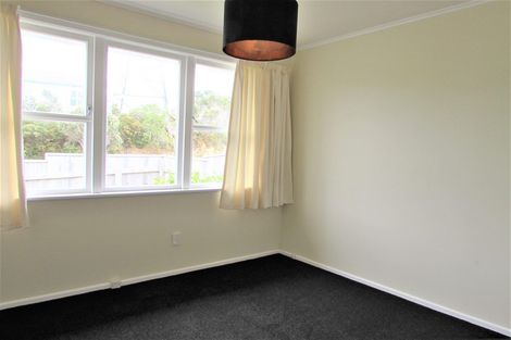 Photo of property in 30 Brooker Grove, Newlands, Wellington, 6037