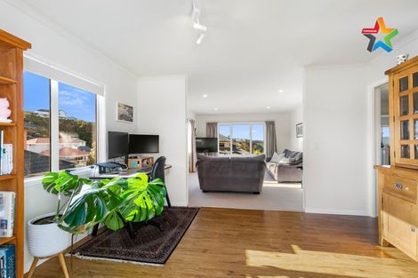 Photo of property in 8 Bennett Grove, Newlands, Wellington, 6037