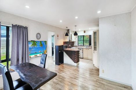 Photo of property in 50 De Havilland Drive, Goodwood Heights, Auckland, 2105