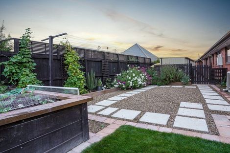 Photo of property in 1 Lowe Place, Rangiora, 7400