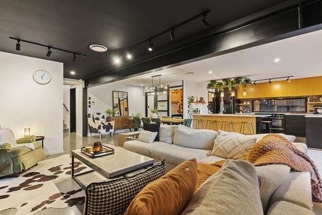 Photo of property in 172 Bleakhouse Road, Mellons Bay, Auckland, 2014