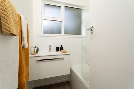 Photo of property in 8 Brooker Grove, Newlands, Wellington, 6037