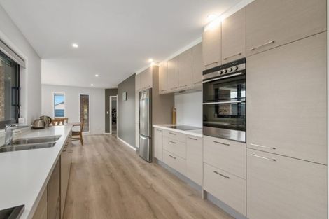 Photo of property in 33 Kingfisher Crescent, Albert Town, Wanaka, 9305