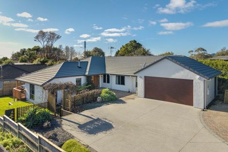 Photo of property in 2 Holcombrooke Lane, Welcome Bay, Tauranga, 3175