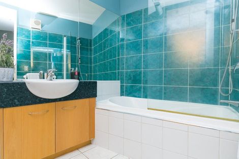 Photo of property in Endeavour Apartments, 2/125 Thorndon Quay, Pipitea, Wellington, 6011