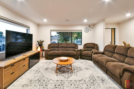 Photo of property in 51 Castlefinn Drive, Weymouth, Auckland, 2103