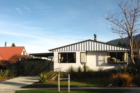 Photo of property in 8 Larch Court, Kelvin Heights, Queenstown, 9300