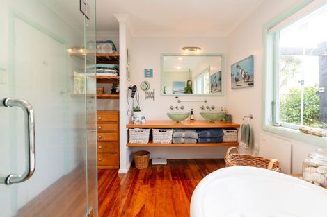 Photo of property in 108 Wellington Road, Paekakariki, 5034