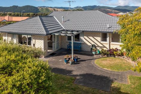 Photo of property in 2 Crown Hill, Paraparaumu, 5032