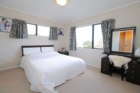 Photo of property in 18 Pinewood Grove, Botany Downs, Auckland, 2010