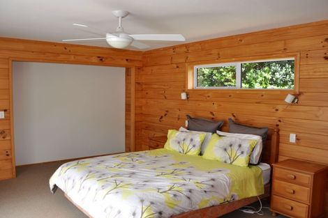 Photo of property in 10 Penguin Street, Leigh, 0985