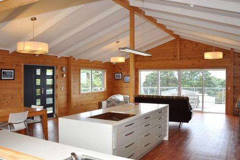 Photo of property in 10 Penguin Street, Leigh, 0985