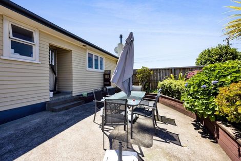Photo of property in 77 Omata Road, Marfell, New Plymouth, 4310