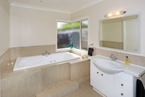 Photo of property in 2 Nita Place, The Gardens, Auckland, 2105