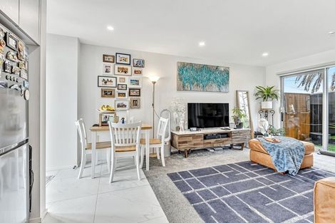 Photo of property in 2/24 Kelwyn Road, Kelston, Auckland, 0602