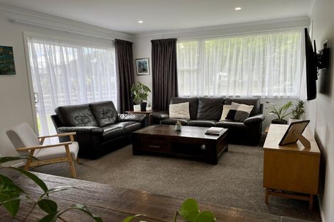 Photo of property in 27 Mokau Place, Terrace End, Palmerston North, 4410