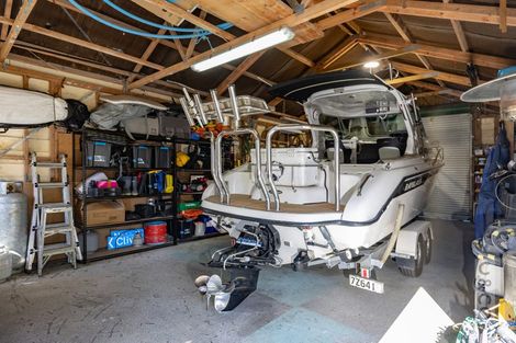 Photo of property in 10 Kaipara View Road, Helensville, 0875