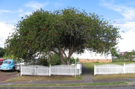 Photo of property in 2 Boler Place, New Lynn, Auckland, 0600
