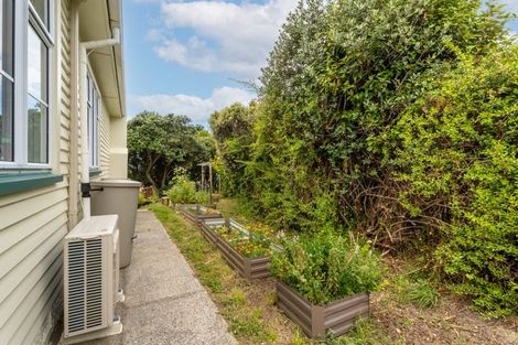 Photo of property in 37 Hampton Hill Road, Tawa, Wellington, 5028