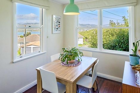 Photo of property in 10 Hiwi Crescent, Titahi Bay, Porirua, 5022