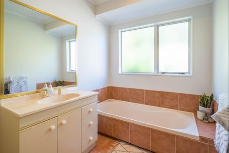 Photo of property in 137 Realm Drive, Paraparaumu, 5032