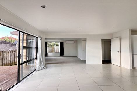 Photo of property in 8a Eske Place, Highland Park, Auckland, 2010