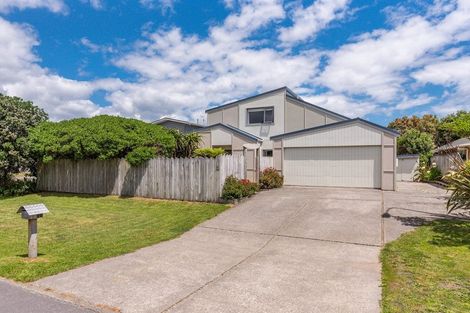 Photo of property in 13 Marram Way, Peka Peka, Waikanae, 5391