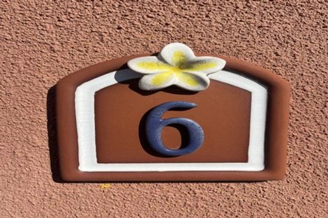 Photo of property in 6 Bennett Grove, Newlands, Wellington, 6037