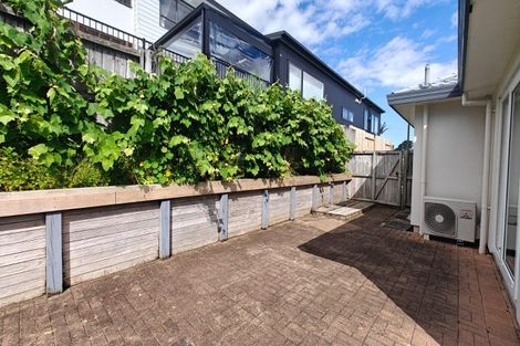 Photo of property in 31 Mandeville Place, Unsworth Heights, Auckland, 0632