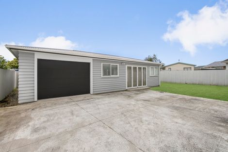 Photo of property in 11 Windrush Close, Mangere, Auckland, 2022