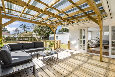 Photo of property in 15 Waione Avenue, Te Atatu Peninsula, Auckland, 0610