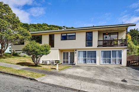 Photo of property in 16 Brasenose Place, Tawa, Wellington, 5028