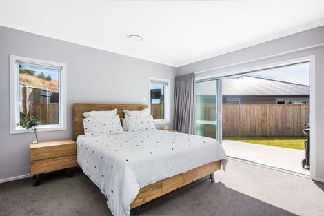 Photo of property in 65 Queen Charlotte Drive, Aotea, Porirua, 5024