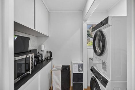 Photo of property in 21 Heaphy Street, Westown, New Plymouth, 4310