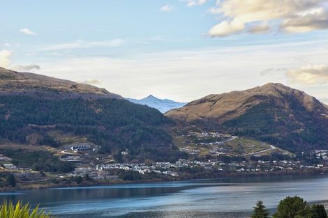 Photo of property in 17 Milward Place, Kelvin Heights, Queenstown, 9300