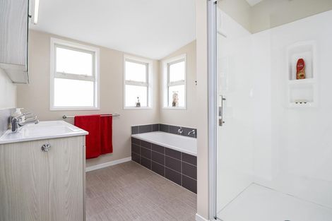 Photo of property in 4 Mccahon Place, Titirangi, Auckland, 0604