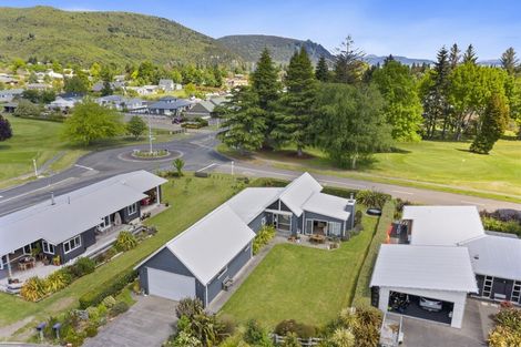 Photo of property in 2 Seagers Close, Kinloch, Taupo, 3377